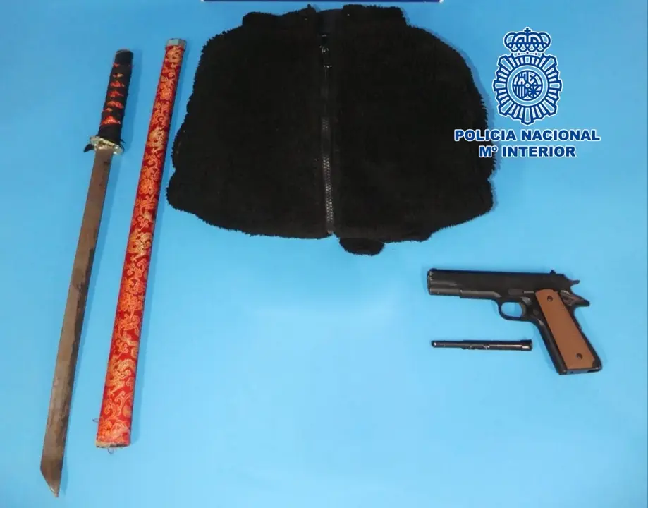 Polic&iacute;a Nacional pistola catana 0066_Fotor