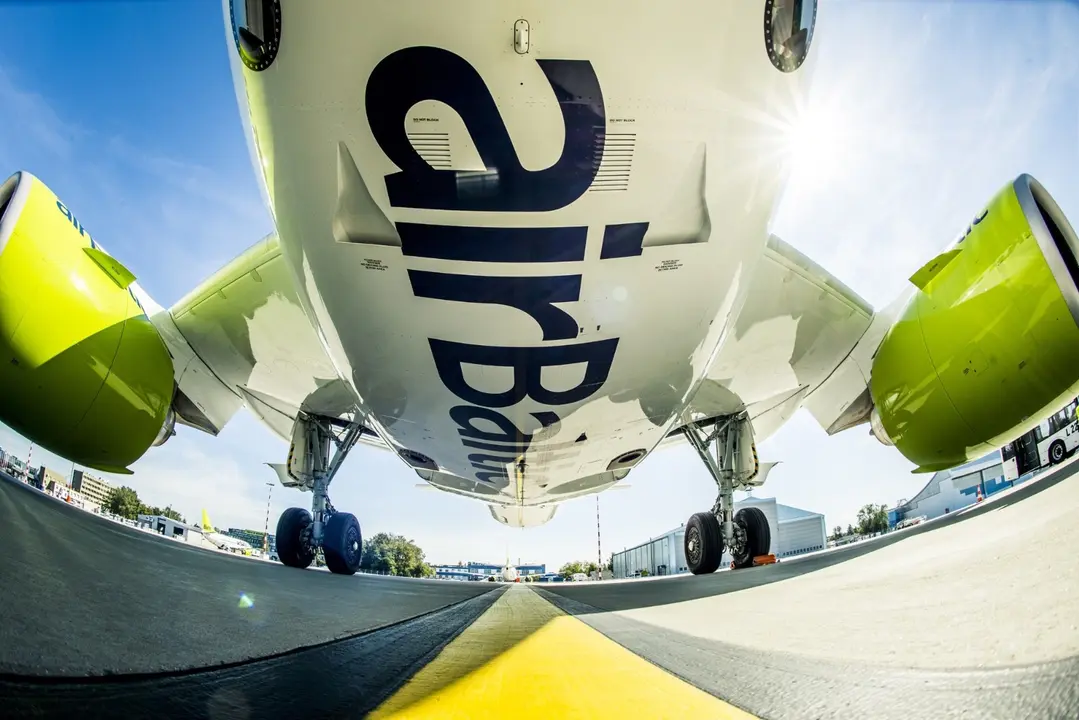 avi&oacute;n airbaltic_Fotor