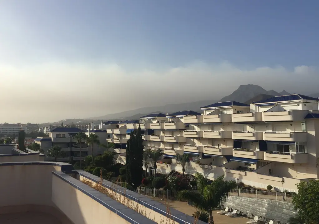 El humo del incendio se adentra en el mar por Playa de las Am&eacute;ricas_Fotor