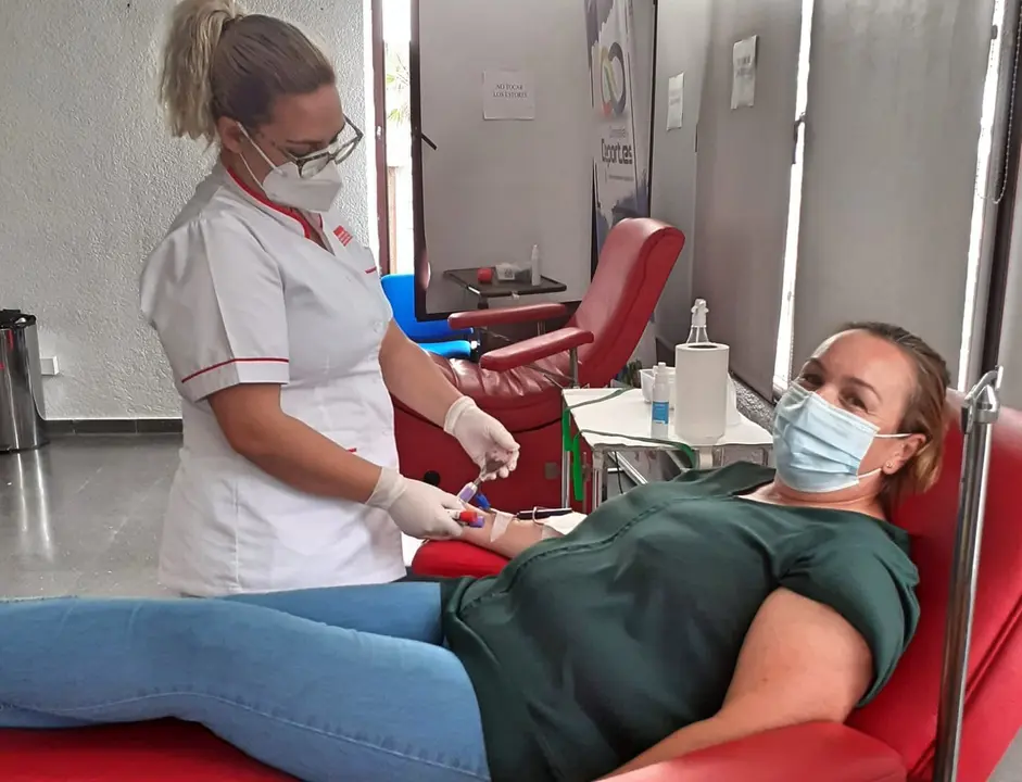 1623312419765_donante de sangre junto a enfermera del ICHH copia_Fotor