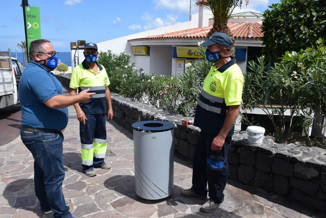 Foto instalaci&oacute;n de nuevas papeleras_Fotor