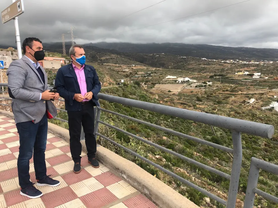 Valent&iacute;n Gonz&aacute;lez &Eacute;vora y Andr&eacute;s Mart&iacute;nez durante una visita a Arico_Fotor