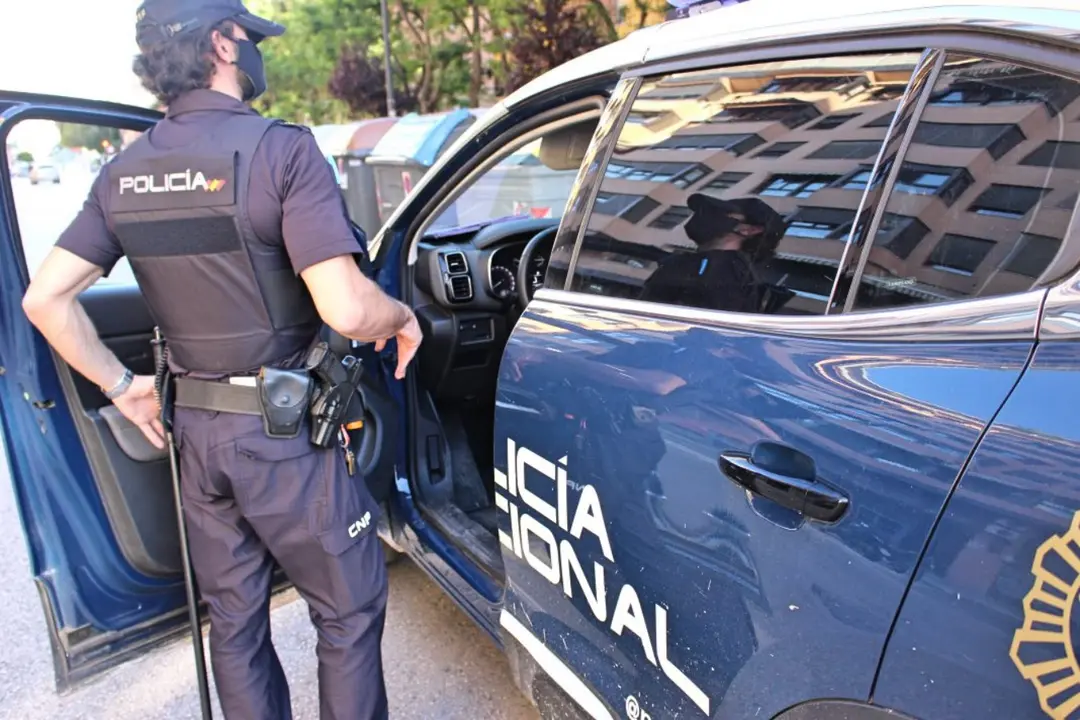 hombre-policia-nacional-chaleco-antibalas-1068x712_Fotor