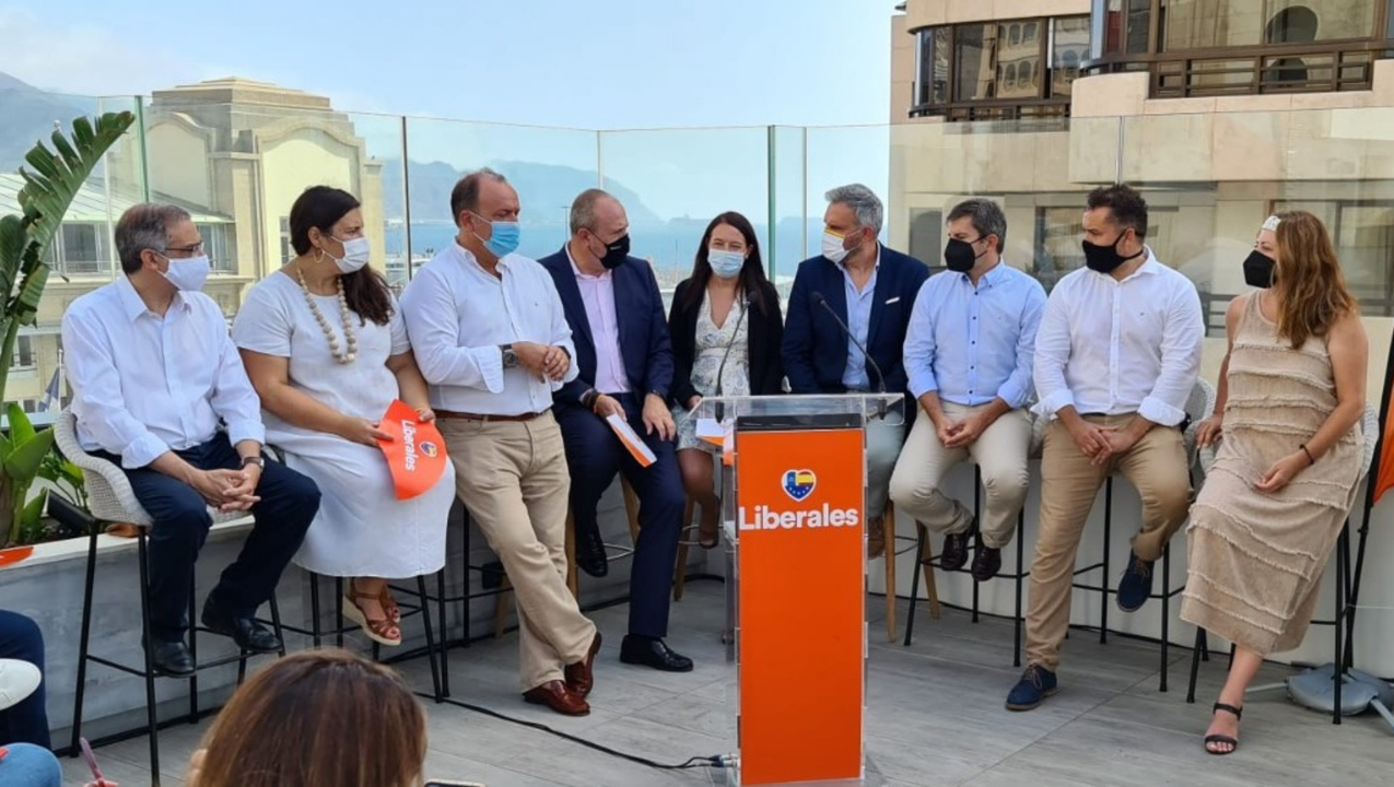 Ciudadanos Jos&eacute; Alberto Le&oacute;n, Isabel Bello, Ricardo Fern&aacute;ndez de la Puente, Enrique Arriaga, Marina Bravo, Borja Gonz&aacute;lez, Ruym&aacute;n Santana, Igor Su&aacute;rez y Guacimara Jim&eacute;nez durante el acto