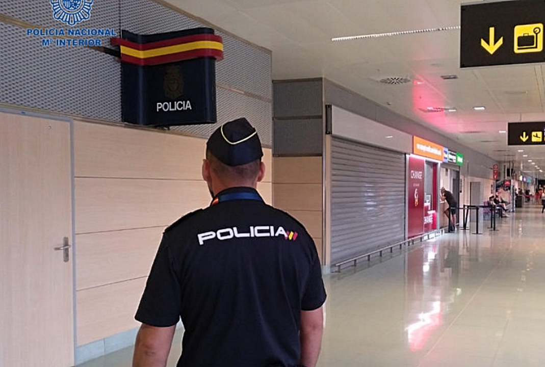Polic&iacute;a Nacional aeropuerto 20(1)