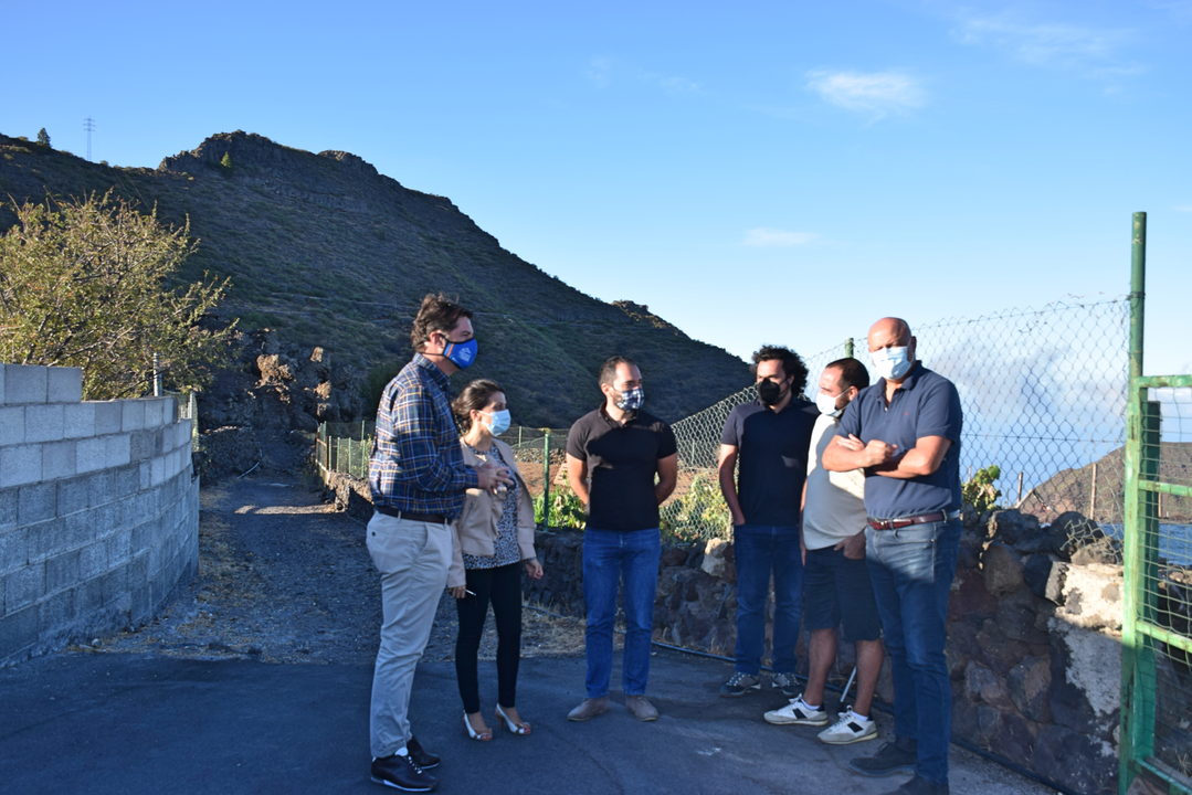 El Alcalde de Santiago del Teide junto a la concejala de Medio Ambiente en el momento de la firma del acta de replanteo(1)