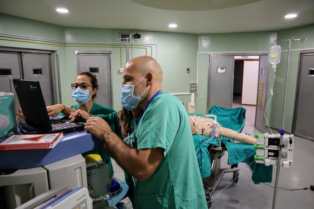 Foto Instante de un taller de simulaci&oacute;n de situaciones cr&iacute;ticas en quir&oacute;fano con un robot(1)