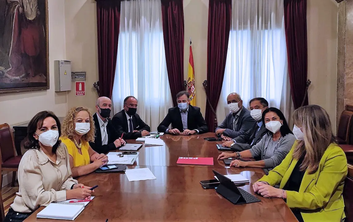 Los senadores socialistas canarios junto al SE de Migraciones