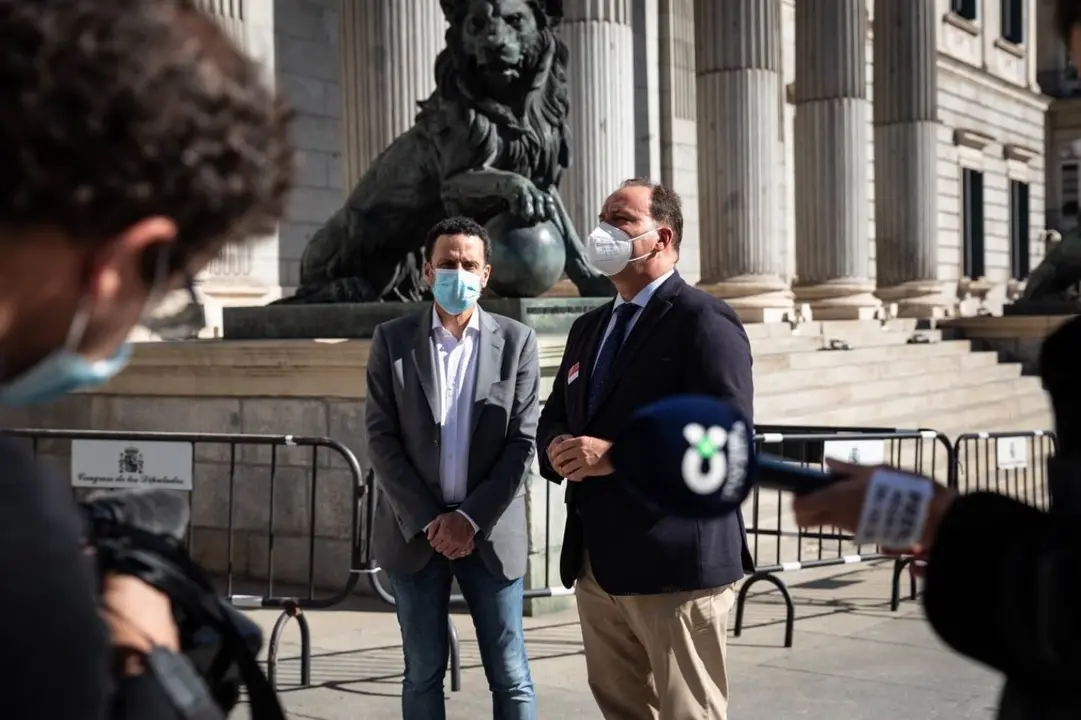 Edmundo Bal y Ricardo Fern&aacute;ndez de la Puente frente al Congreso de los Diputados