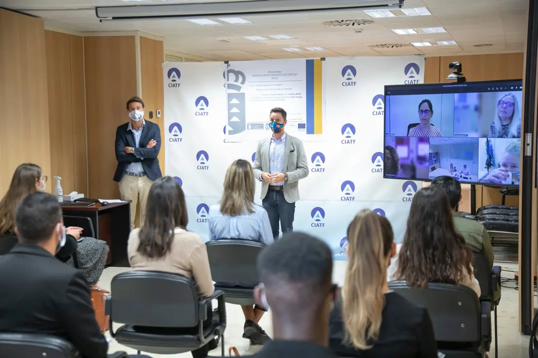 

El Proyecto Nuevas Oportunidades de Empleo est&aacute; subvencionado por los programas FSE del Gobierno de Canarias y propicia la inserci&oacute;n de demandantes de empleo con formaci&oacute;n que no tengan experiencia

El Cabildo de Tenerife, a trav&eacute;s del Consejo Insular de Aguas de Tenerife (CIATF) incorpora a 15 personas que se encontraban en situaci&oacute;n de desempleo a su plantilla, a trav&eacute;s del proyecto Nuevas Oportunidades de Empleo, un programa subvencionado, cofinanciado por los Programas Operativos FSE del  Gobierno de Canarias 2014-2020 del Servicio Canario de Empleo y Fondo Social Europeo, que  busca favorecer y mejorar las perspectivas laborales de una parte importante de la poblaci&oacute;n desempleada, que aun teniendo la formaci&oacute;n necesaria, no encuentra una oportunidad laboral.
&ldquo;Es una buena noticia que desde el Consejo Insular de Aguas podamos renovar la adhesi&oacute;n a este proyecto, a trav&eacute;s de cual, durante un a&ntilde;o, quince personas formadas puedan desarrollar su trabajo en la instituci&oacute;n, cumpliendo as&iacute; una doble funci&oacute;n, por un lado aportar sus competencias y habilidades al propio consejo, y por el otro atesorara una v&aacute;lida experiencia y formaci&oacute;n pr&aacute;ctica que, sin duda, les ayudar&aacute; en un futurlo laboral&rdquo;, indic&oacute; Javier Rodr&iacute;guez Medina, consejero insular de Desarrollo Sostenible y Lucha Contra el Cambio Clim&aacute;tico y presidente del CIATF.
De esta manera, el Proyecto &lsquo;Noe 2021-2022&rsquo; se inici&oacute; por parte del Organismo en el mes de octubre con la contrataci&oacute;n de la tutora del Proyecto, y a fecha de hoy se proceder&aacute; a la contrataci&oacute;n, tras la oportuna selecci&oacute;n, de las 15 personas que conformar&aacute;n el proyecto, de tal manera, que durante el restante periodo de doce meses de duraci&oacute;n del proyecto las personas que resulten contratadas recibir&aacute;n apoyo y formaci&oacute;n para la adquisici&oacute;n de las competencias y habilidades necesarias para el desempe&ntilde;o de los puestos correspondientes a las diferentes categor&iacute;as profesionales ofertadas. 
Estas 15 personas ocupar&aacute;n puestos relacionados con los grados
