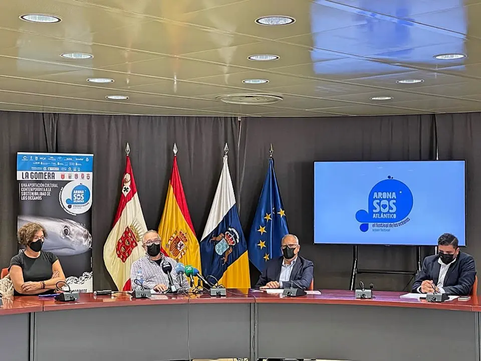 261121 Casimiro Curbelo y Mart&iacute;n Rivero durante la rueda de prensa de presentaci&oacute;n del Festival Arona SOS Atl&aacute;ntico