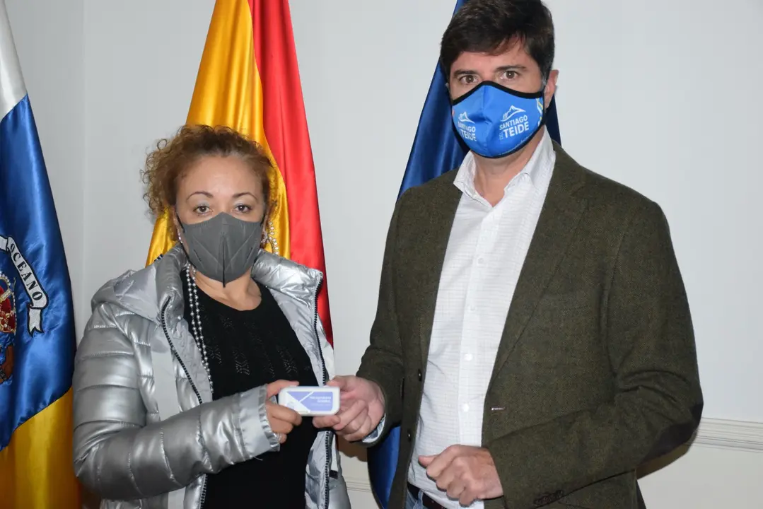 El Alcalde y la concejala de Gobernaci&oacute;n mostrando pendrive de presupuesto para 2022