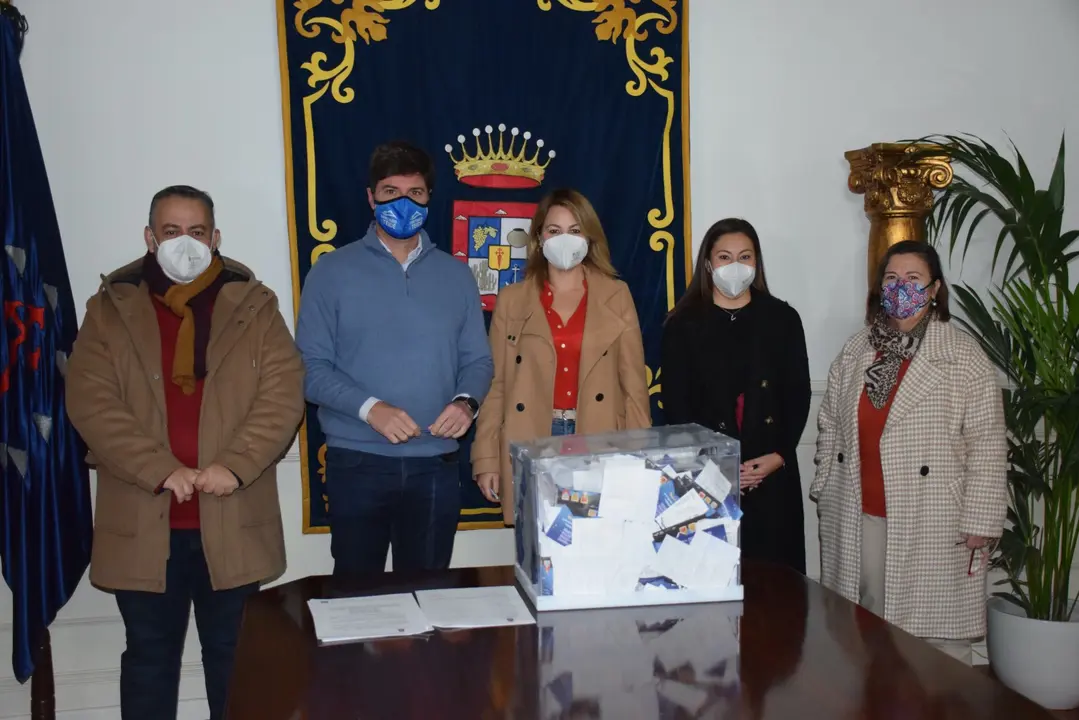 Alcalde, concejala de Comercio, gerente de Asemteide y trabajadores del Ayuntamiento como manos inocentes(1)