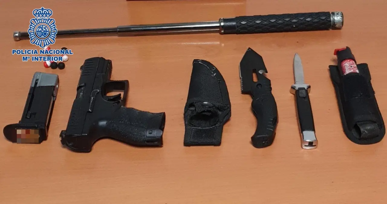 Polic&iacute;a armas Dilig_Fotor
