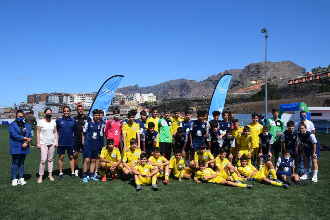 Foto de las dos selecciones finalistas del torneo_Fotor