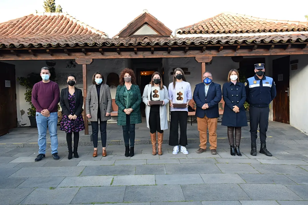 Foto de las premiadas junto a miembros del grupo de gobierno y representante Diputaci&oacute;n del Com&uacute;n_Fotor