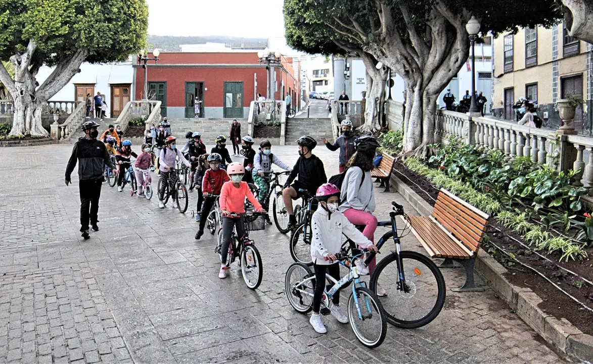 Salida en bici Alm&aacute;cigo-Gu&iacute;a casco(1)