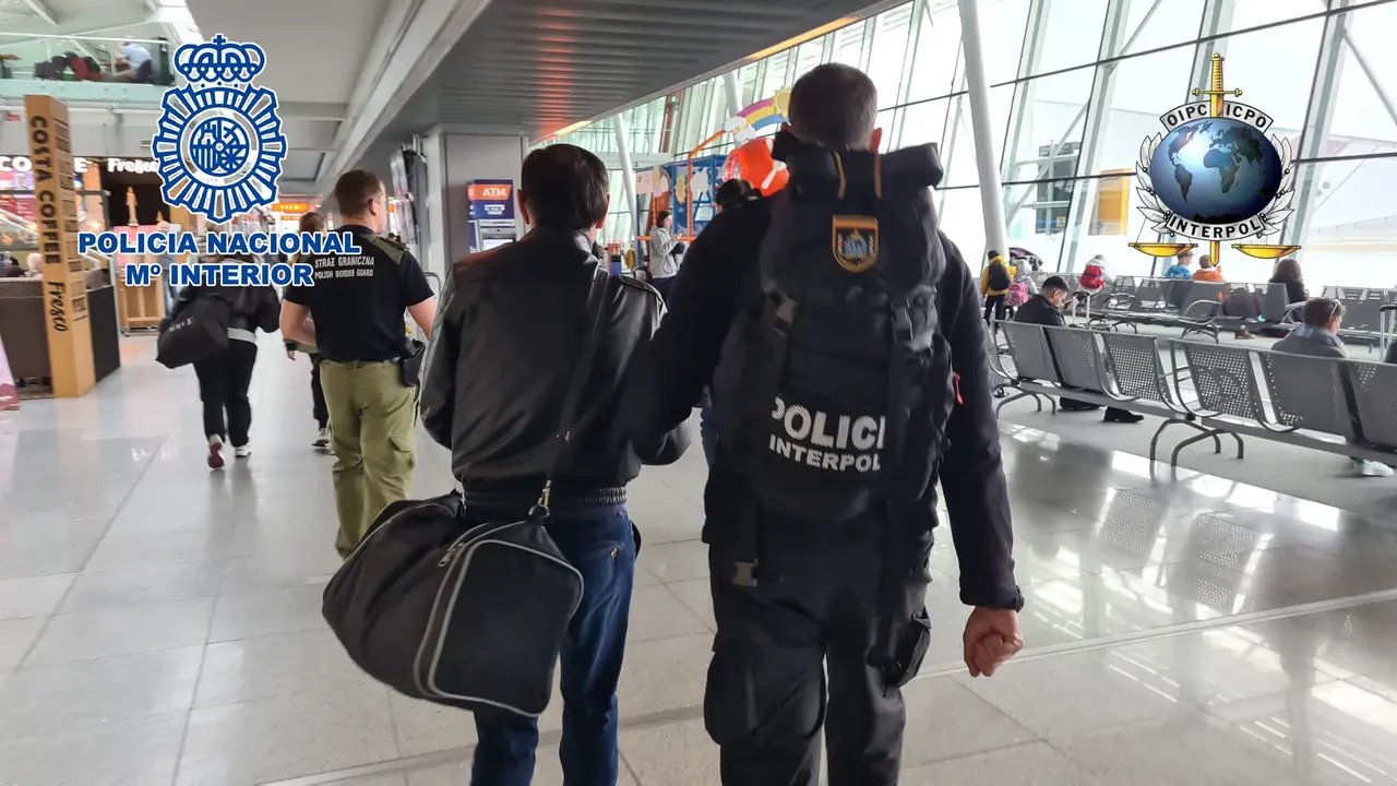 Polic&iacute;a Aeropuerto detenci&oacute;n 001-13(1)
