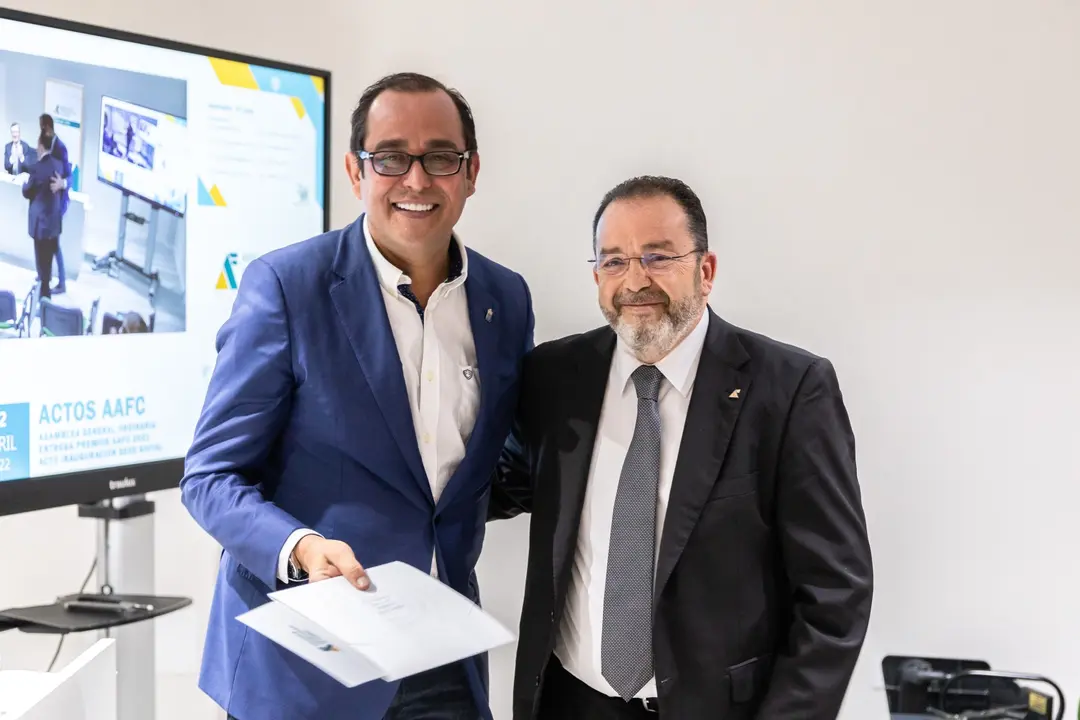 El viceconsejero de Econom&iacute;as, Bals Acosta, entrega el reconocimiento al presidente de la AAFC, Juan Luis Alay&oacute;n(1)