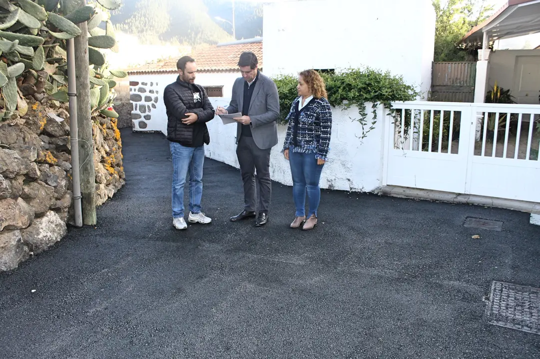 El alcalde firmando el acta de recepci&oacute;n(1)