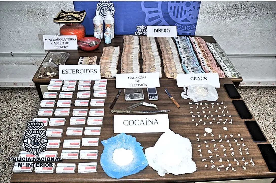 Polic&iacute;a drogas laboratorio