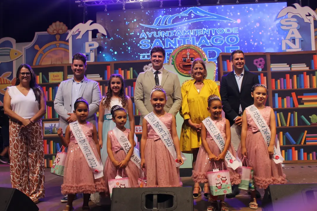 Foto de familia Reina Infantil Puerto de Santiago 2022(1)