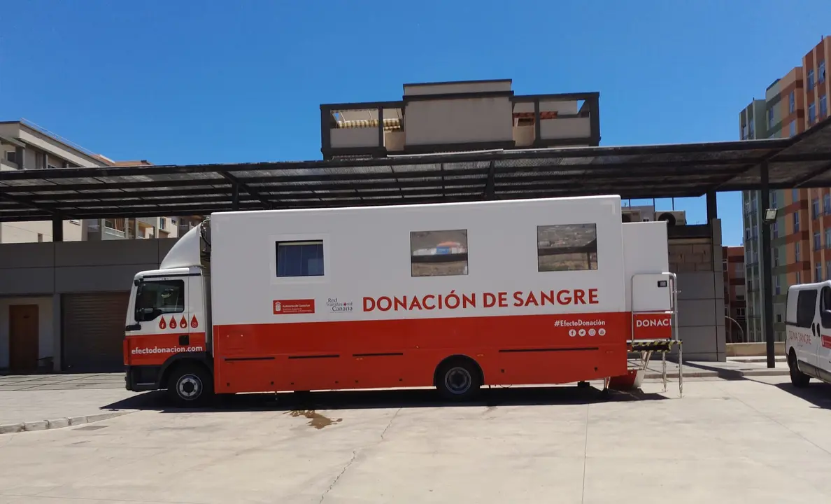 Unidad m&oacute;vil del ICHH en la estaci&oacute;n de guaguas de Candelaria(1)