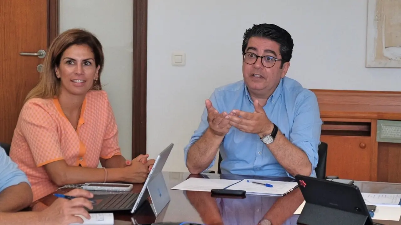 El Cabildo eval&uacute;a con Iberia Express datos de la conectividad de la aerol&iacute;nea con la isla
El presidente del Cabildo, Pedro Mart&iacute;n, el consejero insular  de Agricultura, Ganader&iacute;a y Pesca, Javier Parrilla, y la directora insular de Turismo, Laura Castro se reunieron con representantes de la compa&ntilde;&iacute;a a&eacute;rea para abordar tambi&eacute;n asuntos relacionados con el traslado por avi&oacute;n de perros de presa canario
El presidente del Cabildo de Tenerife y representantes de la l&iacute;nea a&eacute;rea Iberia Express han mantenido una reuni&oacute;n de evaluaci&oacute;n sobre los datos de conectividad de la l&iacute;nea a&eacute;rea con la isla en la campa&ntilde;a de verano y las previsiones para el &uacute;ltimo trimestre del a&ntilde;o. Al respecto, Pedro Mart&iacute;n ha indicado que &ldquo;pese a la crisis derivada por la guerra de Ucrania y el incremento de los precios de los combustibles, la compa&ntilde;&iacute;a ha ofertado un 8% m&aacute;s de capacidad durante la temporada de verano con respecto al a&ntilde;o 2019, y se prev&eacute; que para la temporada de invierno este porcentaje aumente hasta un 26% m&aacute;s de capacidad que ese mismo a&ntilde;o, que se toma como referencia de base, antes de la pandemia, llegando a tener en funcionamiento hasta ocho conexiones al d&iacute;a con la isla&rdquo;.

&ldquo;Se trata de buenas noticias, porque pese a todas las informaciones que circulan augurando un oto&ntilde;o complicado, nada hace sospechar que se proponga debilidad en el mercado a&eacute;reo, al menos con los datos que nos ofrece la compa&ntilde;&iacute;a hasta la fecha&rdquo;, apunt&oacute; el presidente tras la reuni&oacute;n, a la que asistieron tambi&eacute;n el consejero insular de Agricultura, Ganader&iacute;a y Pesca, Javier Parrilla, la directora insular de Turismo, Laura Castro, Carlos G&oacute;mez Su&aacute;rez, CEO de Iberia Express e Isabel Rodr&iacute;guez, directora comercial de la aerol&iacute;nea.

En esta cita, adem&aacute;s, el presidente traslad&oacute; a los responsables de la compa&ntilde;&iacute;a una demanda relacionada con el traslado de perros de presa canario por l&iacute;nea a&eacute;rea, la cual se sustenta en una petici&oacute;n &ldquo;reiterada por los criadores de esta raza aut&oacute;ctona de las islas, tan caracter&iacute;stica y que por 