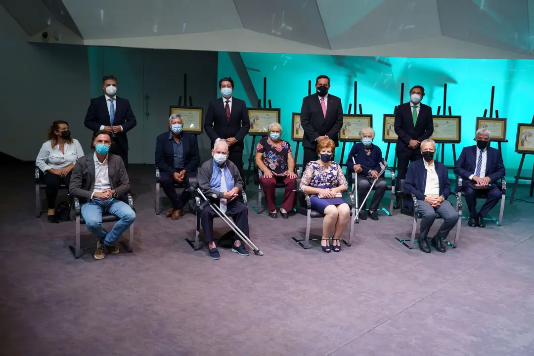 El Cabildo entrega los XI Premios Tenerife Rural &lsquo;Pedro Molina&rsquo;
El presidente insular, Pedro Mart&iacute;n, destaca &ldquo;la fundamental aportaci&oacute;n de las personas y entidades que han sido distinguidas como sostenedoras del sector primario, a trav&eacute;s de la conservaci&oacute;n, la preservaci&oacute;n de las tradiciones, la investigaci&oacute;n y la innovaci&oacute;n, responsables de que la actividad agraria en la isla tenga la consideraci&oacute;n que merece&rdquo;
El Cabildo de Tenerife, a trav&eacute;s de la Fundaci&oacute;n Tenerife Rural, ha entregado hoy los XI Premios Tenerife Rural Pedro Molina en un emotivo acto celebrado en  el Auditorio de Tenerife, con la presencia del presidente insular, Pedro Mart&iacute;n, que ha destacado el papel &ldquo;fundamental de las personas y entidades que han sido galardonadas en esta edici&oacute;n, no solo para el sector primario, sino para toda la sociedad de nuestra isla&rdquo;.

Mart&iacute;n afirm&oacute; que las categor&iacute;as con la que cuentan estos galardones &ldquo;recogen lo que supone el mundo rural: la conservaci&oacute;n de la biodiversidad agraria y de los ecosistemas tradicionales, las iniciativas empresariales innovadoras, la investigaci&oacute;n en los valores del mundo rural, la mujer rural como pilar y cimiento de nuestra sociedad y la conservaci&oacute;n del patrimonio agrario y marino&rdquo;.

En referencia al &uacute;ltimo galard&oacute;n, el consejero insular de Agricultura, Ganader&iacute;a y Pesca, Javier Parrilla, afirm&oacute; que &ldquo;tras once a&ntilde;os reconociendo al mundo rural, identificado mayoritariamente con nuestras median&iacute;as, hemos incorporado el &aacute;mbito marino tambi&eacute;n&rdquo;, por la incansable dedicaci&oacute;n de muchos pescadores y pescadoras, &ldquo;de cuyo conocimiento y dedicaci&oacute;n tambi&eacute;n se nutre la poblaci&oacute;n de nuestra isla&rdquo;, ha a&ntilde;adido.

Adem&aacute;s, realiz&oacute; una menci&oacute;n especial a las &lsquo;Mar&iacute;as&rsquo;, &ldquo;siete mujeres que han sostenido el territorio, la familia y su econom&iacute;a en Punta de Teno, cuyos paisajes . son fruto de una actividad econ&oacute;mica, la ganadera extensiva, que ha dependido durante muchos a&ntilde;os de muchas personas, y de manera importante, de este grupo de mujeres&rdquo;

Por su parte, e