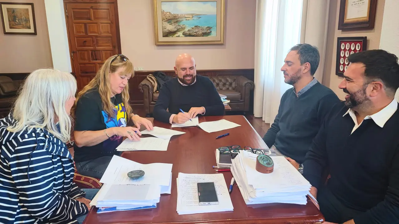 Con esta firma el Ayuntamiento suscribe su compromiso ineludible con las protectoras de animales y la ingente labor de cuidado y salvaguarda que llevan a cabo