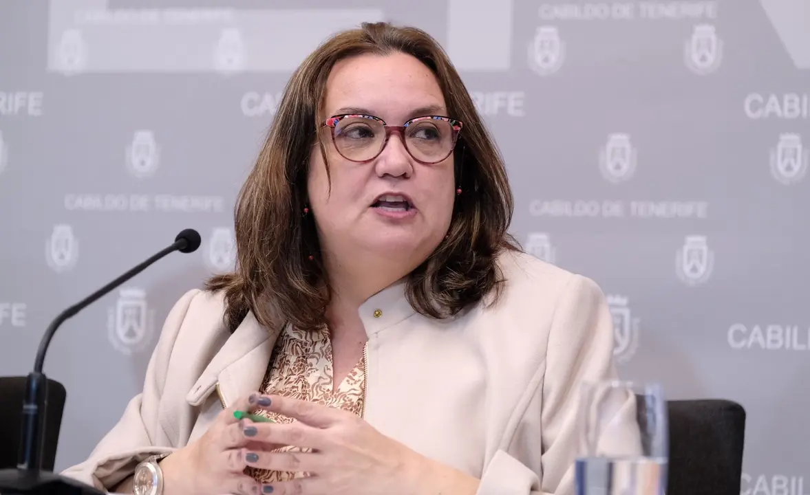 Arranca Barrios por el Empleo 2023, programa del Cabildo contra el paro que logr&oacute; resultados hist&oacute;ricos el a&ntilde;o pasado
El presidente del Cabildo, Pedro Mart&iacute;n, agradece a los m&aacute;s de 100 t&eacute;cnicos y profesionales de las entidades sociales que participan en Barrios por el Empleo el trabajo realizado y destaca que cada euro invertido en este programa genera un retorno de 8 euros a la sociedad tinerfe&ntilde;a
El presidente del Cabildo, Pedro Mart&iacute;n, anunci&oacute; hoy la inclusi&oacute;n de nuevos servicios en el programa de Barrios por el Empleo 2023, que arranca tras cerrar 2022 con los mejores resultados de contrataciones de su historia.  En total, &ldquo;1.411 personas consiguieron un puesto de trabajo durante ese a&ntilde;o, el mejor dato de los ocho a&ntilde;os que lleva el programa ejecut&aacute;ndose&rdquo;.

Estos buenos resultados son, en gran medida, &ldquo;consecuencia del trabajo de las seis entidades que colaboran en el proyecto, del esfuerzo y dedicaci&oacute;n de las personas profesionales que trabajan en Barrios por el Empleo y de las mejoras que hemos introducido en los &uacute;ltimos a&ntilde;os, con las que hemos conseguido llegar a nuevos colectivos, como las personas con discapacidad, y ajustar el programa a las necesidades actuales&rdquo;, ha dicho Pedro Mart&iacute;n.

A la presentaci&oacute;n del programa acudieron tambi&eacute;n la consejera de Empleo, Desarrollo Socioecon&oacute;mico y Acci&oacute;n Exterior, Carmen Luz Baso, la vicepresidenta tercera y consejera de Acci&oacute;n Social, Mari&aacute;n Franquet, y el secretario general de C&aacute;ritas Diocesana Tenerife, Ricardo Gil, en representaci&oacute;n de las cinco entidades que colaboran en el proyecto, bajo la coordinaci&oacute;n de la Fundaci&oacute;n para la Formaci&oacute;n, Empleo y Desarrollo Empresarial (Fifede), dependiente del Cabildo.

Junto a ellos tambi&eacute;n acudieron parte de las 107 personas que conforman el equipo t&eacute;cnico que ejecuta el programa con el que se ofrece apoyo integral para la inserci&oacute;n laboral a personas desempleadas y colectivos especialmente sensibles a trav&eacute;s de los 27 puntos de atenci&oacute;n abiertos en toda la isla y gestionados por Fundaci&oacute;n Don Bosco, C&aacute;ritas Diocesana, Cruz Roja Espa&ntilde;ola, Fundaci&oacute;n Universidad y Sinpromi.

Durante el acto, Pedro Mart&iacute;n destac&oacute; el importante retorno social que tiene este programa con el que &ldquo;por cada euro invertido se generan 8 euros de beneficios en la sociedad, lo que da buena cuenta de la utilidad y de lo rentable de este proyecto y justifican sobradamente el dinero que estamos invirtiendo&rdquo;.

Unos resultados que, seg&uacute;n hizo hincapi&eacute; el presidente, &ldquo;son fruto del trabajo que realizan a diario los 107 personas que conforman el equipo de trabajo de Barrios por el Empleo, as&iacute; como de las 1.156  empresas y organizaciones que participan activamente en las distintas acciones que se desarrollan en este programa&rdquo;.

Por su parte, Carmen Luz Baso, explic&oacute; que &ldquo;en 2022 se bati&oacute; un nuevo r&eacute;cord de personas atendidas, mejorando tanto los resultados cuantitativos, como cualitativos, potenciando la calidad y estabilidad de las inserciones realizadas e impulsando la formaci&oacute;n y dotaci&oacute;n de competencias para el desempe&ntilde;o laboral 

En este contexto, se&ntilde;al&oacute; que &ldquo;el a&ntilde;o pasado se atendieron a 5.200 personas, de las que el 27% fueron contratadas y casi la mitad recibieron formaci&oacute;n profesionalizante, un dato relevante teniendo en cuenta que el 87% de los parados de Tenerife carece de cualificaci&oacute;n profesional&rdquo;.

Personas con discapacidad

En relaci&oacute;n con el colectivo de personas con discapacidad, Mari&aacute;n Franquet destac&oacute; el incremento en un 20% de las personas atendidas en 2022 en Barrios por el Empleo, hasta las 524, de los que 126 consiguieron un puesto de trabajo.

 &ldquo;Creo que debemos estar orgullosos y orgullosas de los resultados obtenidos. Resulta evidente que incorporarnos a este programa ha abierto una puerta importante de nuevos nichos de empleo, que facilitan que las personas con discapacidad  puedan formar parte plena de la ciudadan&iacute;a&rdquo; se&ntilde;al&oacute; la consejera.

El secretario general de C&aacute;ritas Diocesana de Tenerife hizo un repaso por la metodolog&iacute;a del programa con el que &ldquo;llegamos a donde otras pol&iacute;ticas de empleo no pueden llegar dando importancia a la persona&rdquo;. 

&ldquo;Intentamos escuchar y entender qui&eacute;n es la persona que ha acudido a nuestro servicio y que sea ella la que descubra sus capacidades para, a partir de ah&iacute;, construir el itinerario sabiendo qu&eacute; se puede ir trabajando&rdquo;, a&ntilde;adi&oacute; Ricardo Gil, que incidi&oacute; en que &ldquo;este proyecto no podr&iacute;a avanzar sin el compromiso de todos los agentes que intervienen en el empleo y las empresas colaboradoras&rdquo;.

Novedades para 2023 

Con respecto a las novedades para 2023, la consejera de Empleo explic&oacute; que por primera vez &ldquo;vamos a preparar a las personas que carecen de formaci&oacute;n reglada para que puedan presentarse a las pruebas de Competencias Claves para Acceder a Certificados de Profesionalidad, que suponen una ventaja competitiva adicional en un proceso de selecci&oacute;n&rdquo;, a&ntilde;adi&oacute;.  

Al mismo tiempo se pondr&aacute; en marcha un programa para atender las necesidades espec&iacute;ficas y mejorar la empleabilidad del Pueblo Gitano, as&iacute; como una Escuela de Capacitaci&oacute;n T&eacute;cnica, en la que participar&aacute;n todas las entidades del programa, para formar a futuros t&eacute;cnicos de empleo, aprovechando la experiencia y la metodolog&iacute;a que se aplica en Barrios por el Empleo. Tambi&eacute;n se va a reconocer a las empresas colaboradoras con la entrega de un distintivo para dar visibilidad a su compromiso con la sociedad tinerfe&ntilde;a.
