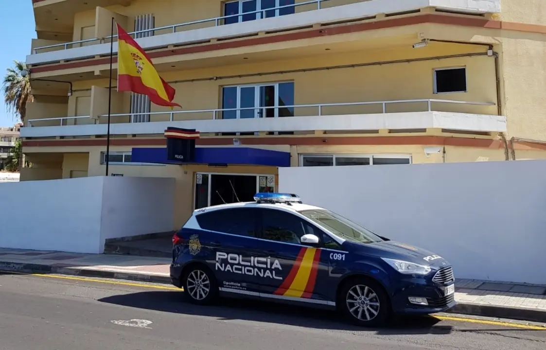 Polic&iacute;a nacional Puerto Cruz 002-01