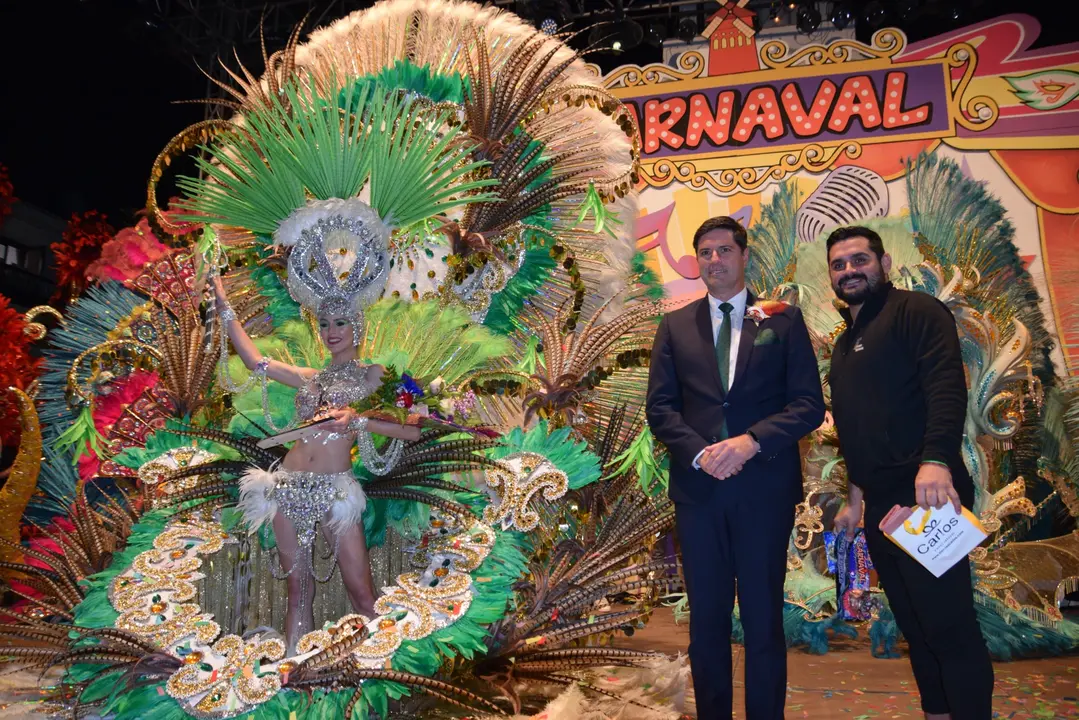Alcalde junto a dise&ntilde;ador y la nueva Reina Adulta del Carnaval de Los Gigantes 2023(1)