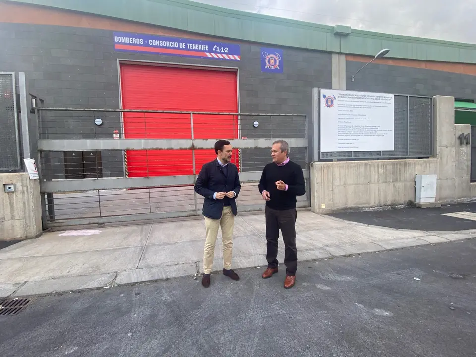 visita Lope Afonso a la nave cerrada de bomberos de G&uuml;&iacute;mar(1)