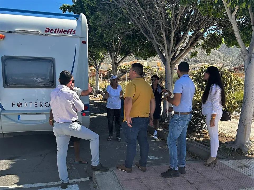 Nauzet Fari&ntilde;a y otros miembros de NC en Arona, con autocaravanistas(1)