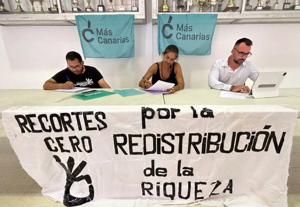Miembros de ambas organizaciones firmando el acuerdo(1)