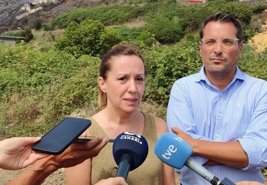 Rosa D&aacute;vila y alcalde de Los Realejos Incendio Los Realejos (2)