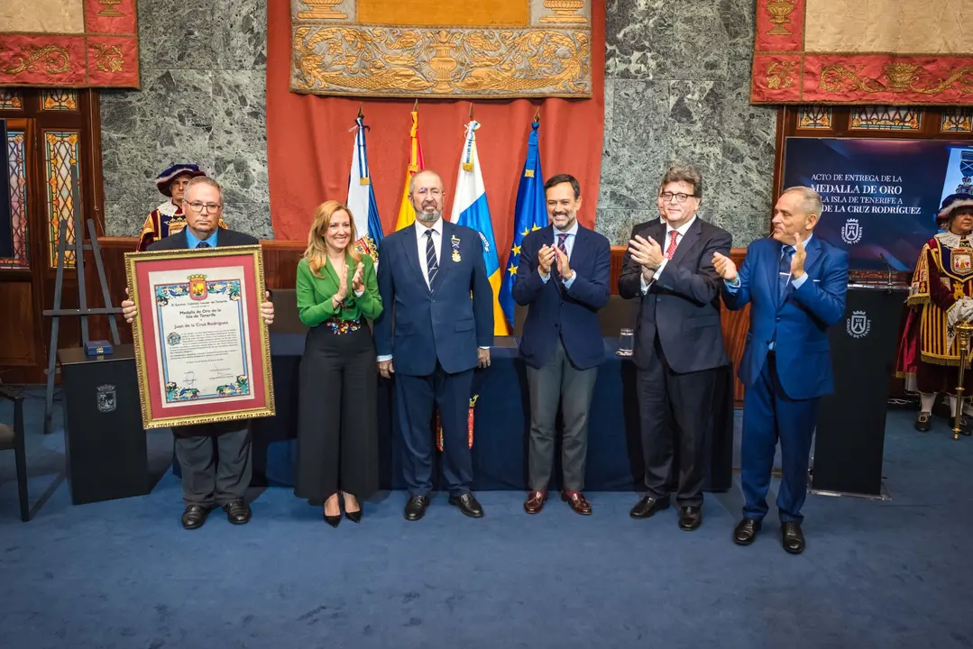 Cabildo-Medalla Oro-Juan de la Cruz Rodr&iacute;guez (2)(1)