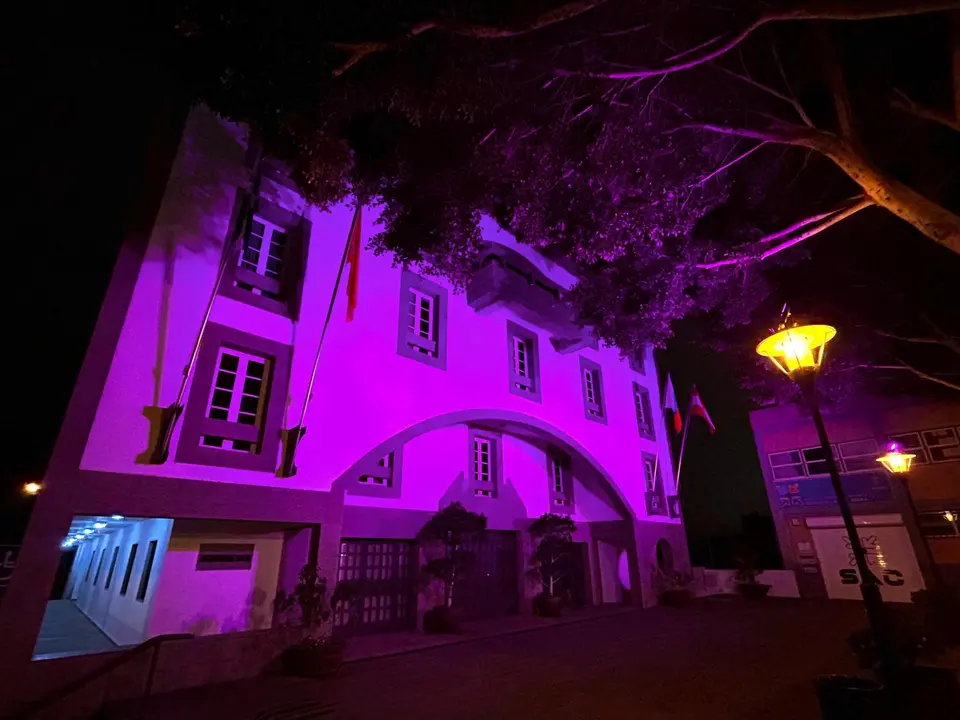 Ayuntamiento de Granadilla luce de color rosa