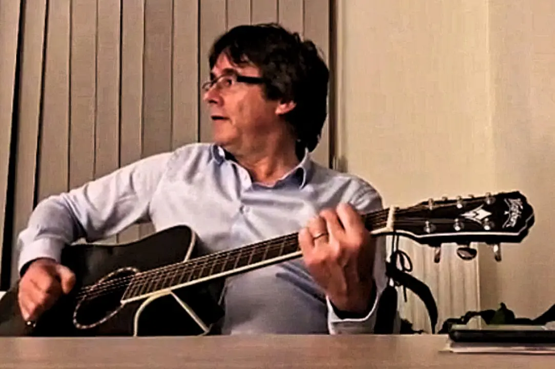 Puigdemont guitarra _131429(1)
