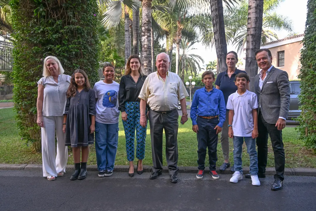 Ganadores del concurso del Ni&ntilde;oa Directora de Loro Parque junto al Sr