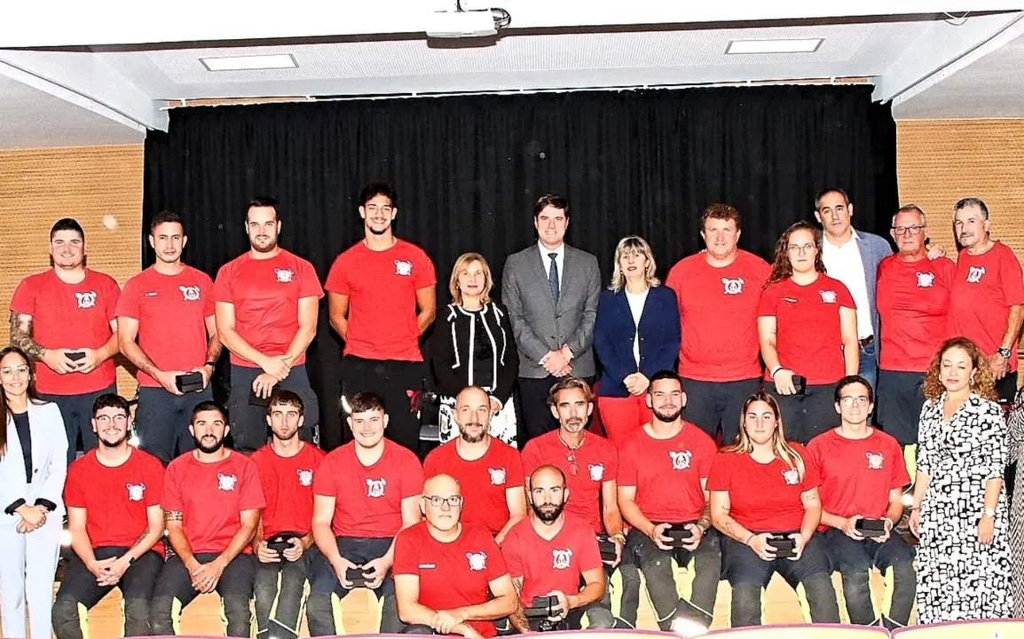 Foto de familia del reconocimeinto a los Bomberos Voluntarios(1)