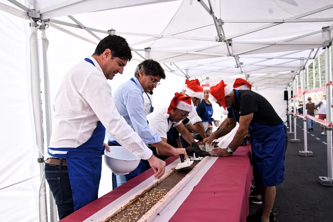 El alcalde ayudando en la elaboraci&oacute;n del turr&oacute;n m&aacute;s largo de Canarias(1)