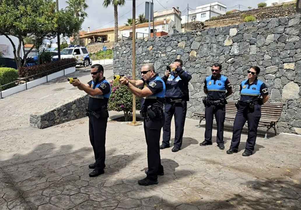 Polic&iacute;a Local San Miguel prueba pistolas Taser