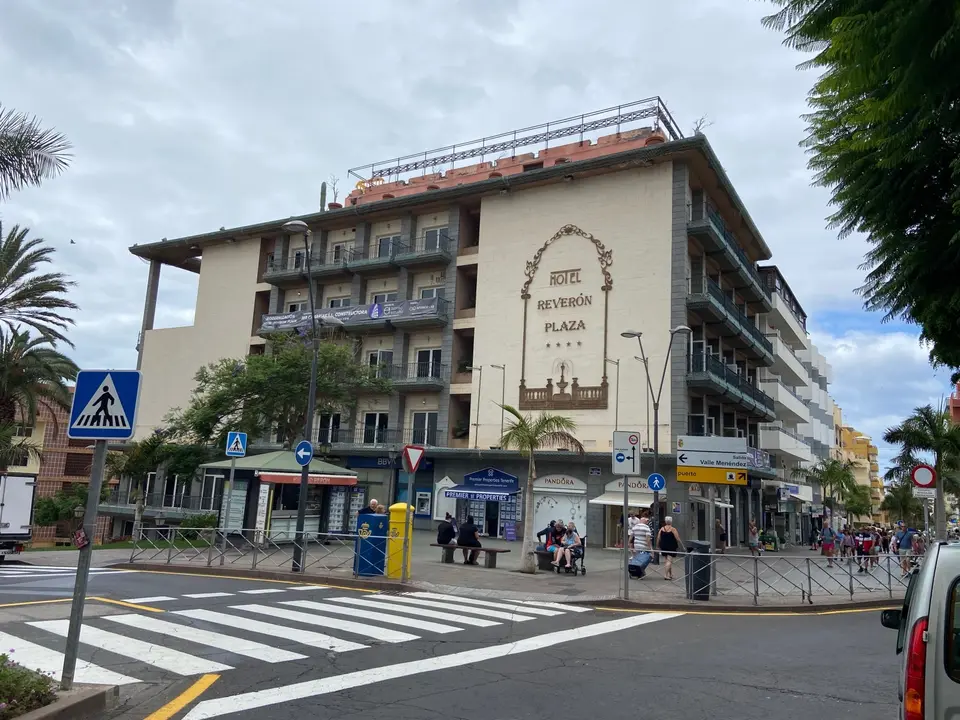 Hotel Rever&oacute;n Plaza 8775
