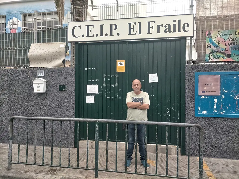 Alejandro Gonz&aacute;lez ante las puertos del CEIP El Fraile