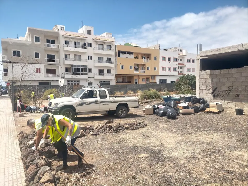Limpieza de un solar en El Fraile