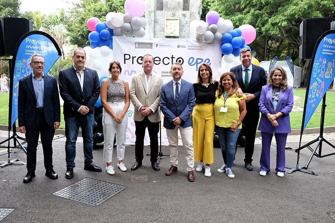Foto Familia Christoph Kiessling junto alcalde Berm&uacute;dez y dem&aacute;s colaboradores