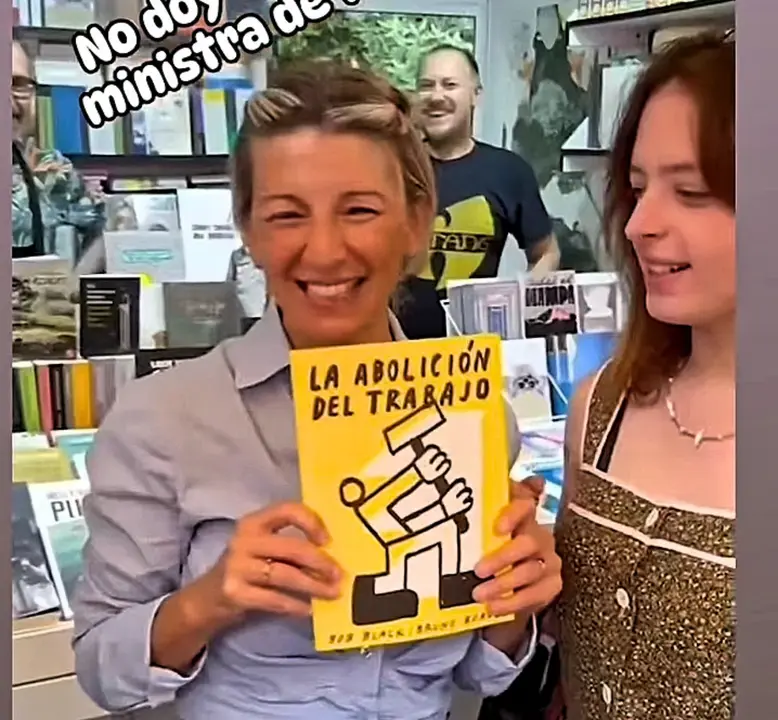 Yolanda con el libro La abolici&oacute;n del trabajo