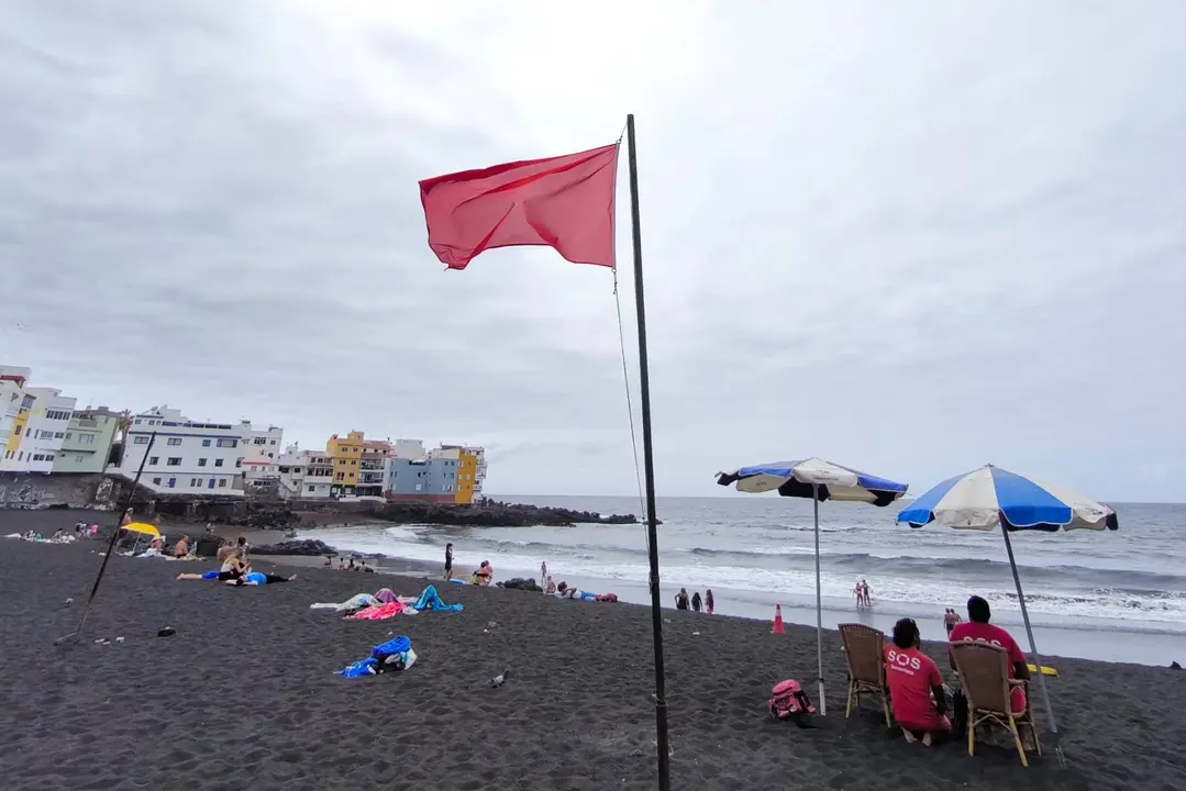 Bandera roja en Playa Jard&iacute;n